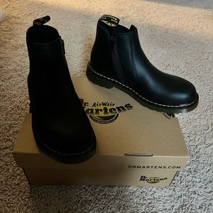 Women’s Black Doc Marten (2976 Chelsea) boots